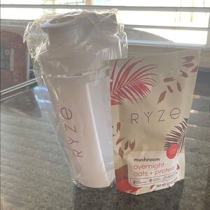 RYZE White Shaker Bottle & Mushroom Overnight Oats + Protein